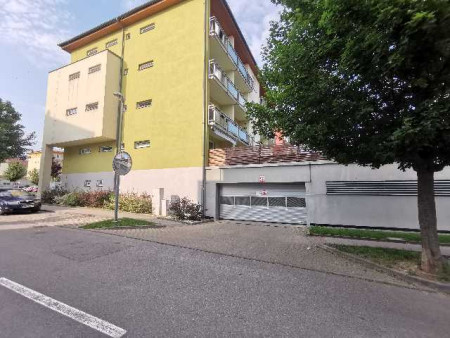 Pronájem krytého garážového stání v uzavřeném  bytovém komplexu Šlapanice, Brněnská Pole